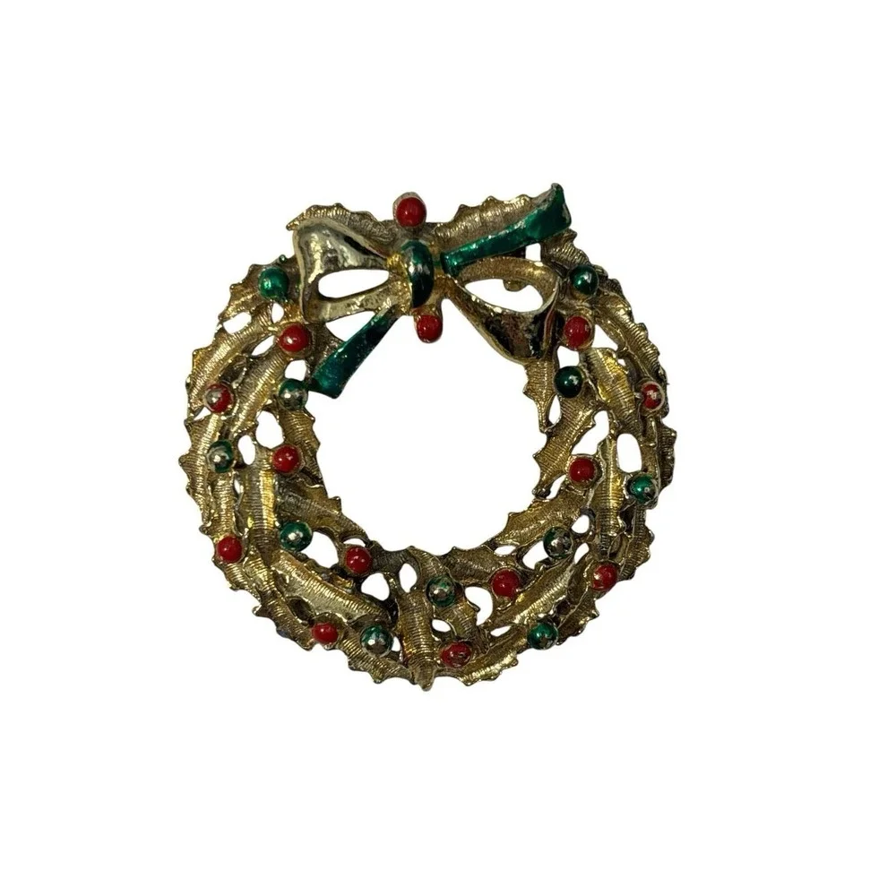 Vintage Gold Tone Red Green Enamel Christmas Decorated Holiday Wreath Brooch Pin